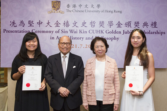 (1st Left) Tam Man-yiu, Yoyo (United College/ Translation/ Year 1)<br />
(1st Right) Choi Chung-yi (United College/ Translation/ Year 4)<br />
